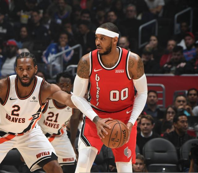 残特奥会游泳比赛现场，教练为何拿着绑着球的长杆，比赛中途还要敲击运动员？这背后是一份无声的默契